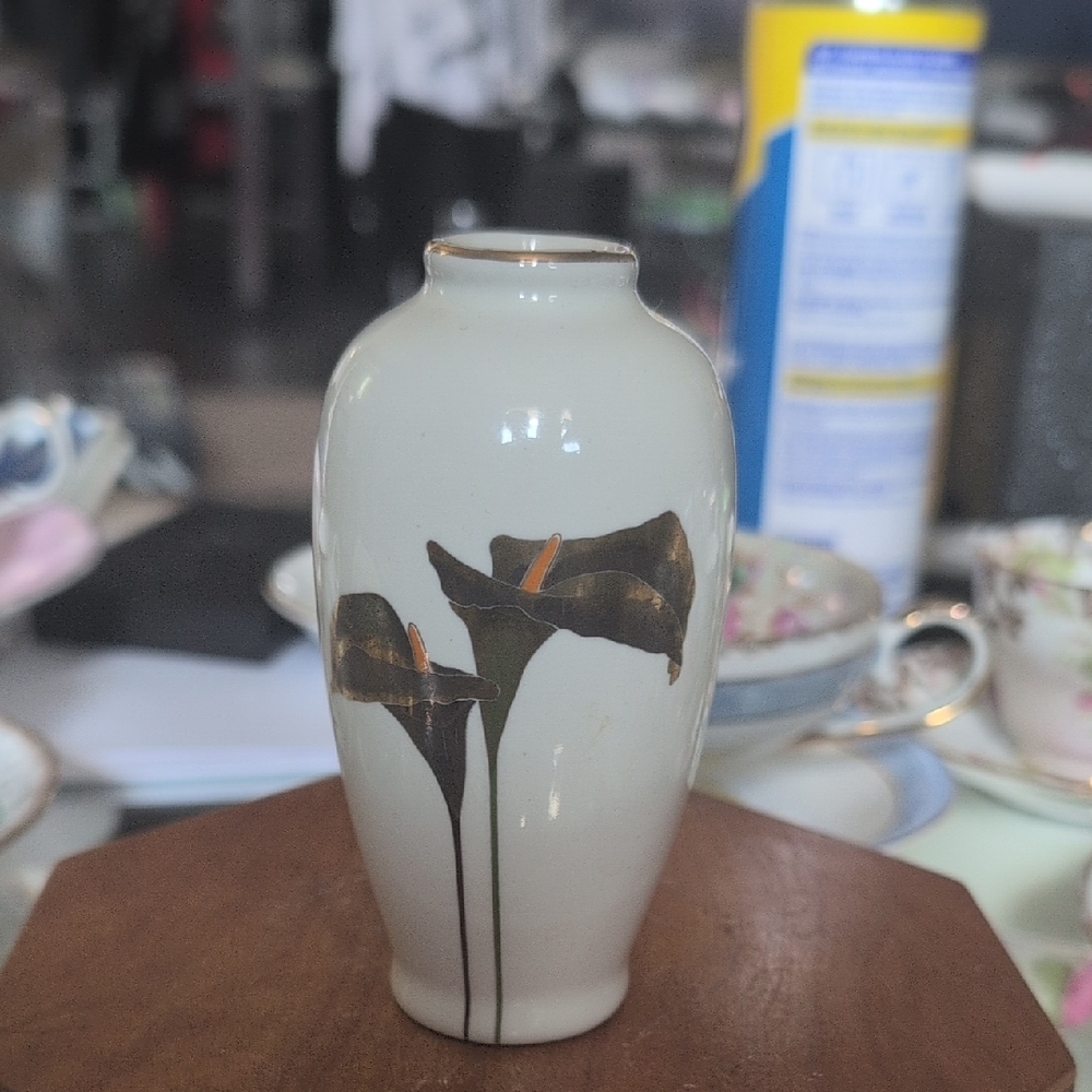 Golden Calla8 Elegant White Vase with Floral Design